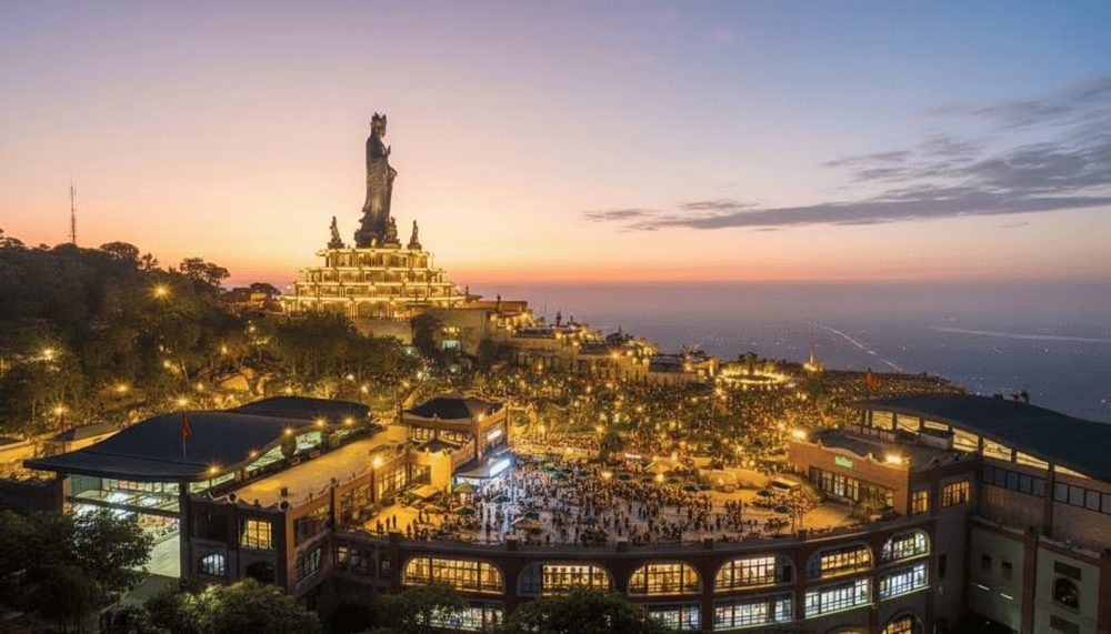 Khu du lịch Núi Bà Đen là một trong những địa điểm lễ hội nhộn nhịp và giàu bản sắc văn hoá tại Tây Ninh